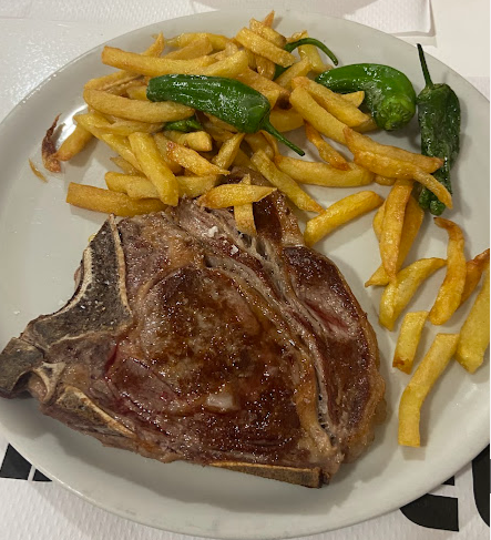 Chuletón con patatas y pimientos de padrón