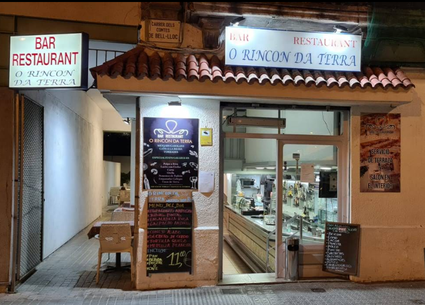 Fachada de O'Rincón da Terra en Sants, de noche