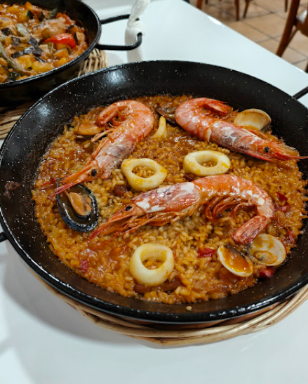 Paella de marisco con gambas, mejillón y calamar